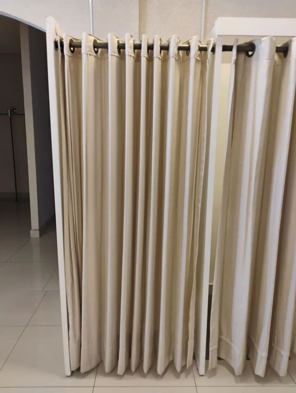 Vendo 4 cortinas - provador de loja - separação de cômodos - Foto 3