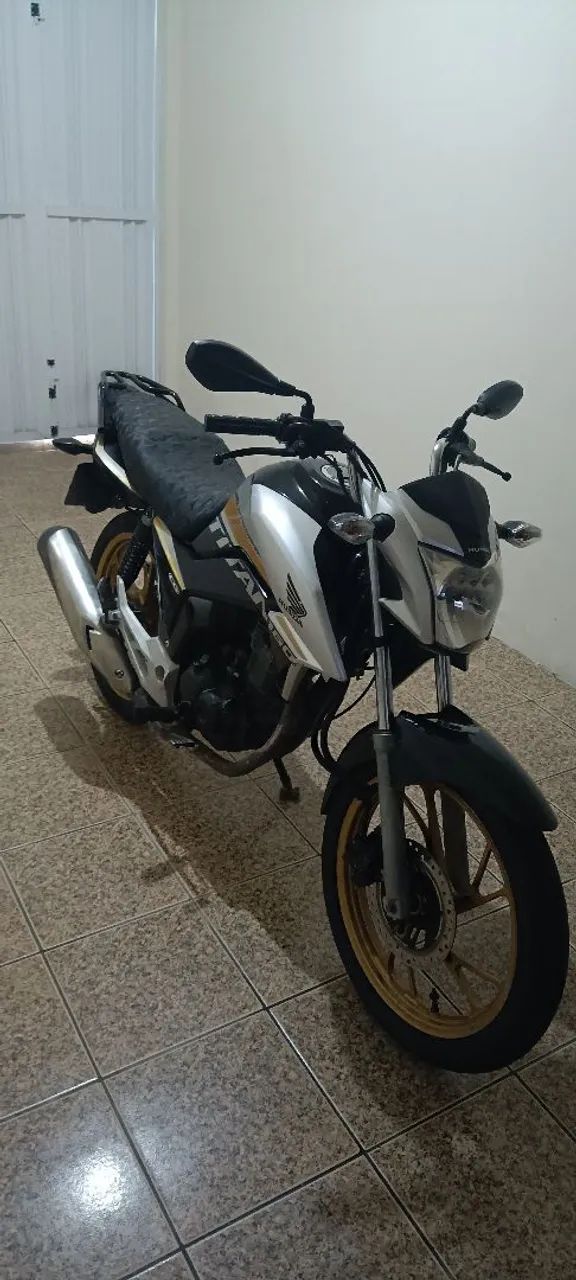 Titan 2019 e CB300F 2024.