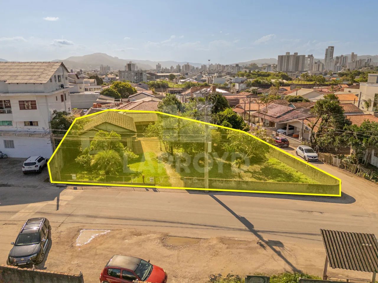 Terreno à venda em esquina com grande área - Foto 2