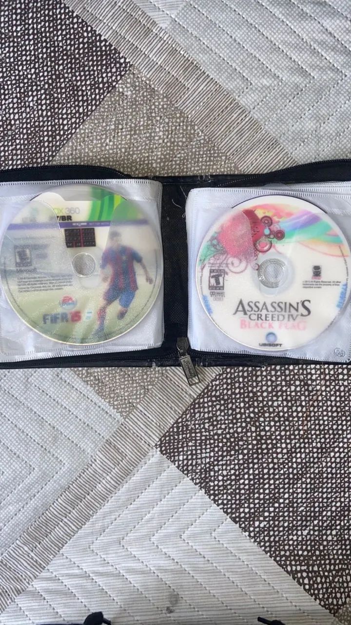 Xbox 360 funcionando, com a fonte original, dois controles e 30 jogos.