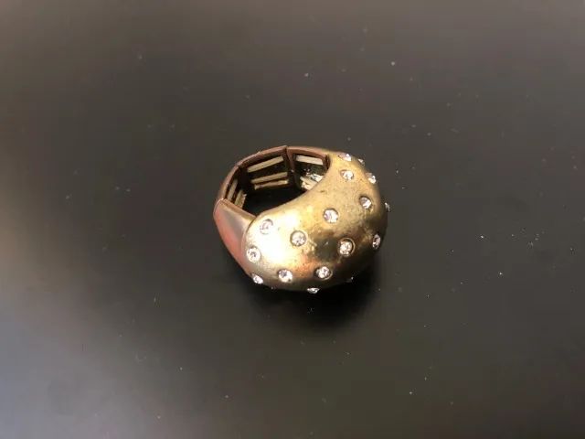 Anel em metal envelhecido e pontos de strass.