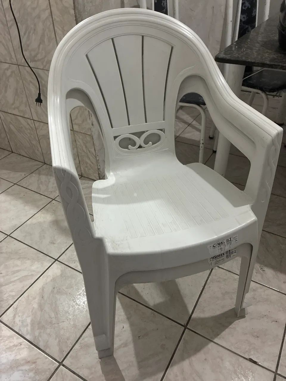 2 CADEIRAS DE PLÁSTICOS 60,00