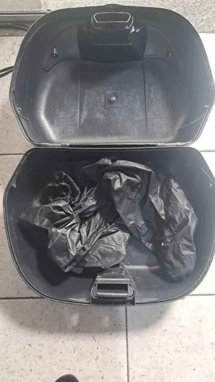 ? Baú Tork Smart Box 48L, preto. Espaçoso, ideal para capacete e objetos! - Foto 5