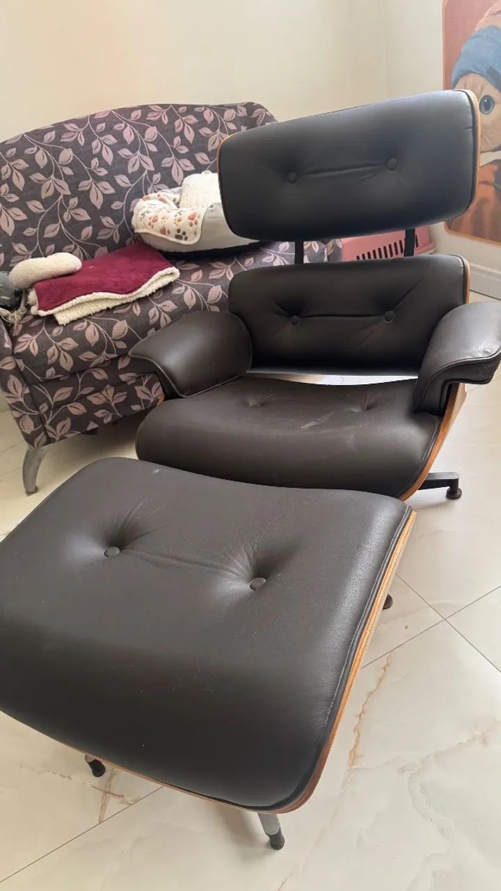 Poltrona Charles Eames com puff e base de alumínio  - Foto 3