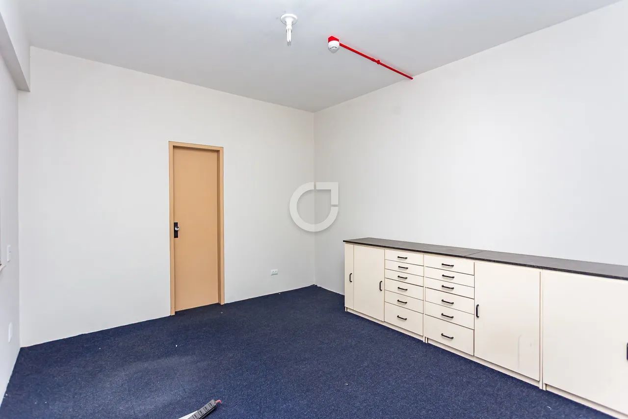 Sala Comercial no Edifício Credireal, com 33,54m² privativos  Centro de Curitiba