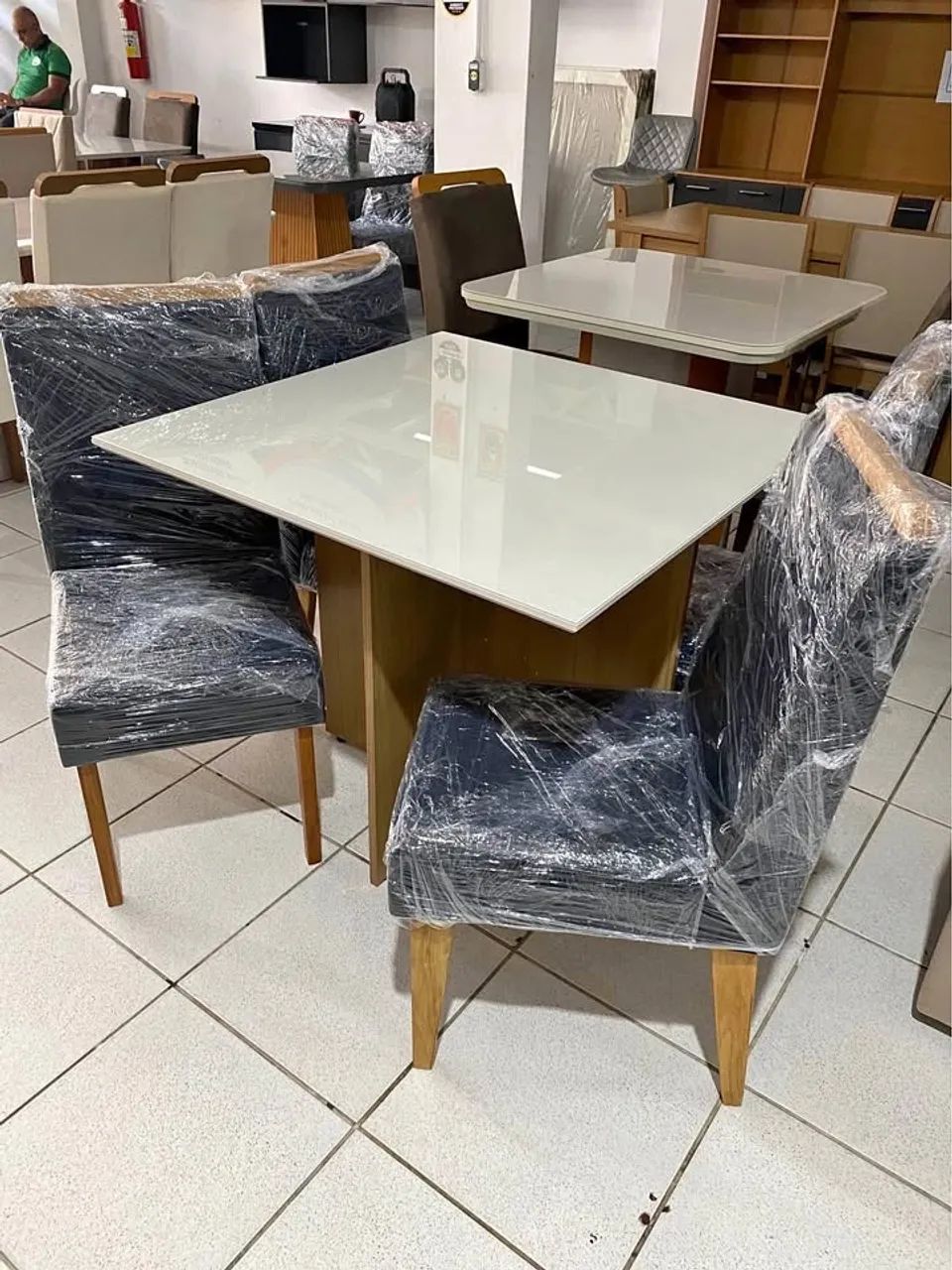 Mesa de jantar 4 lugares 