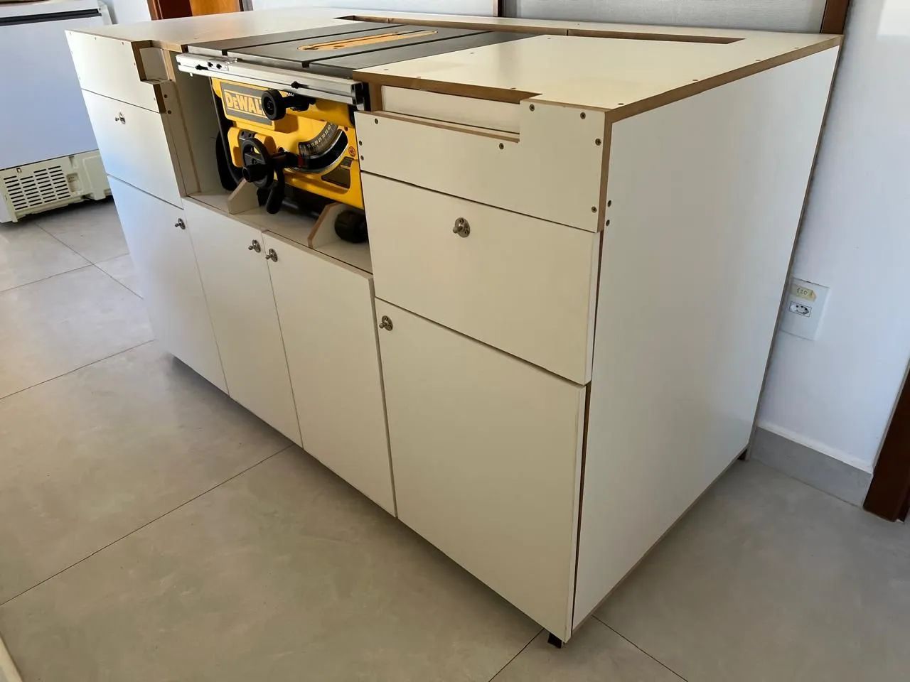 Serra DeWALT (NOVA SEM USO ) (220vlt)  com Bancada  - Foto 2