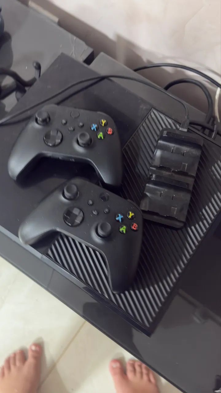 Xbox one com 2 manetes e base de carregamento das manetes  - Foto 2