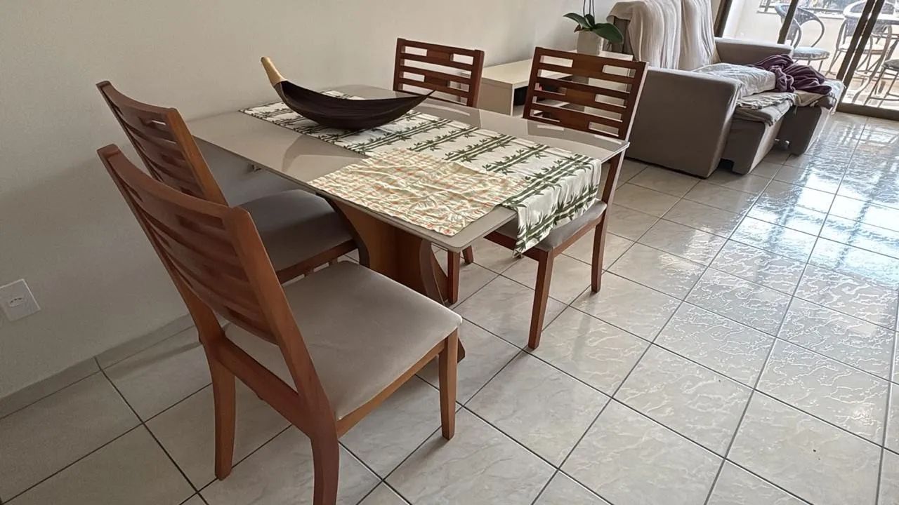 Mesa de vidro com quatro cadeiras  - Foto 2