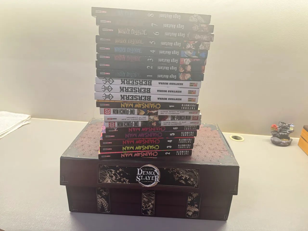 BOX DE DEMON SLAYER COM LOTE DE MANGÁS 
