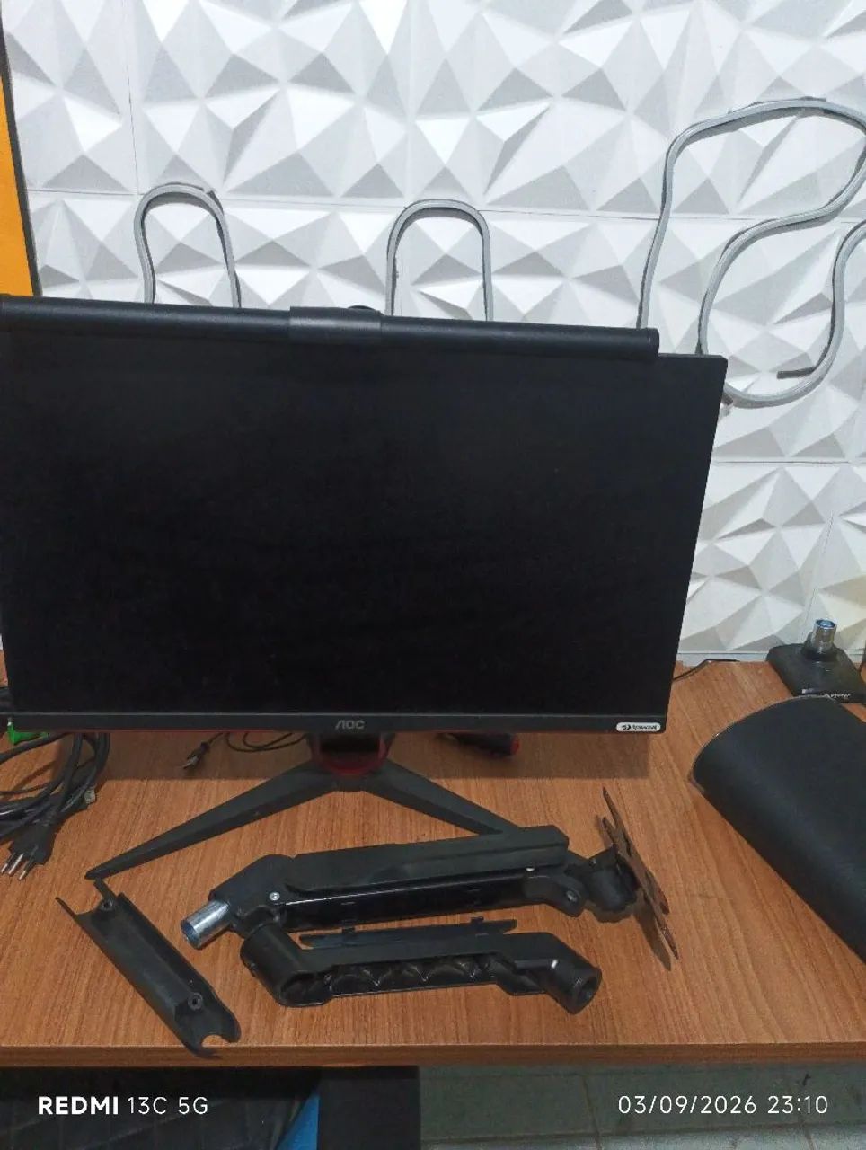 Monitor com barra de led e braço articulado 