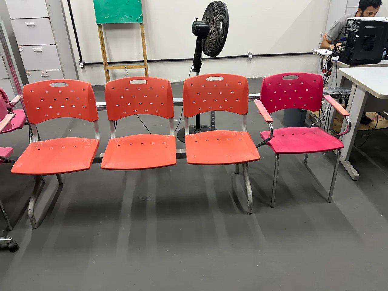 Vende - se 02 longarinas de 3 lugares e 10 cadeiras fixas de plástico 
