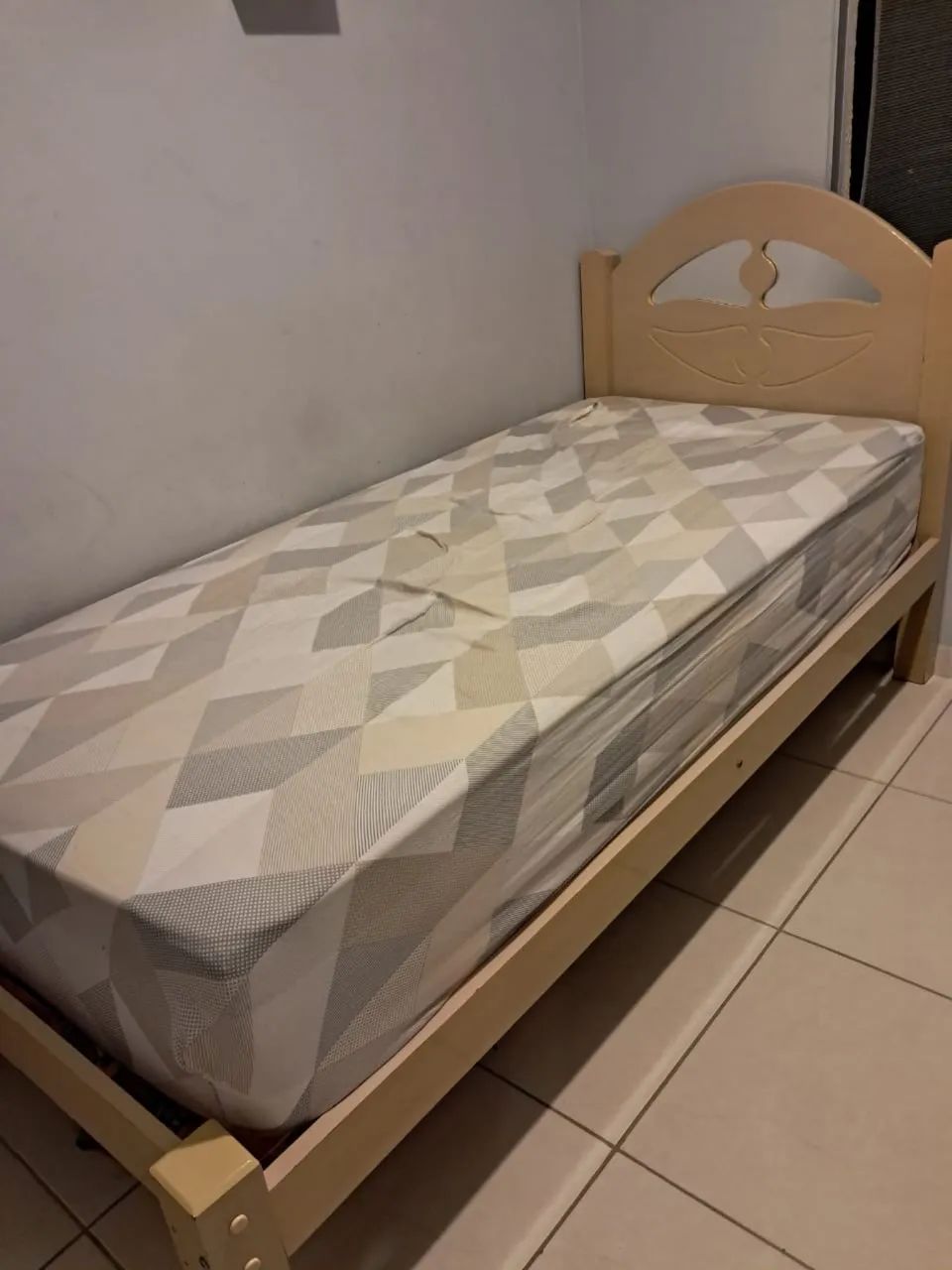 Cama de solteiro madeira maciça com colchão 
