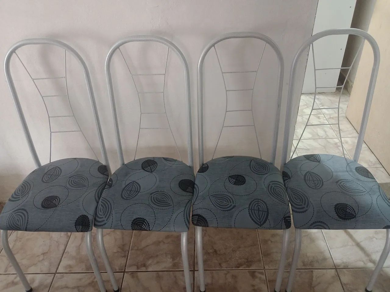 Mesa de Jantar de Mármore com 4 cadeiras nenhuma marca de uso estar nova  - Foto 2