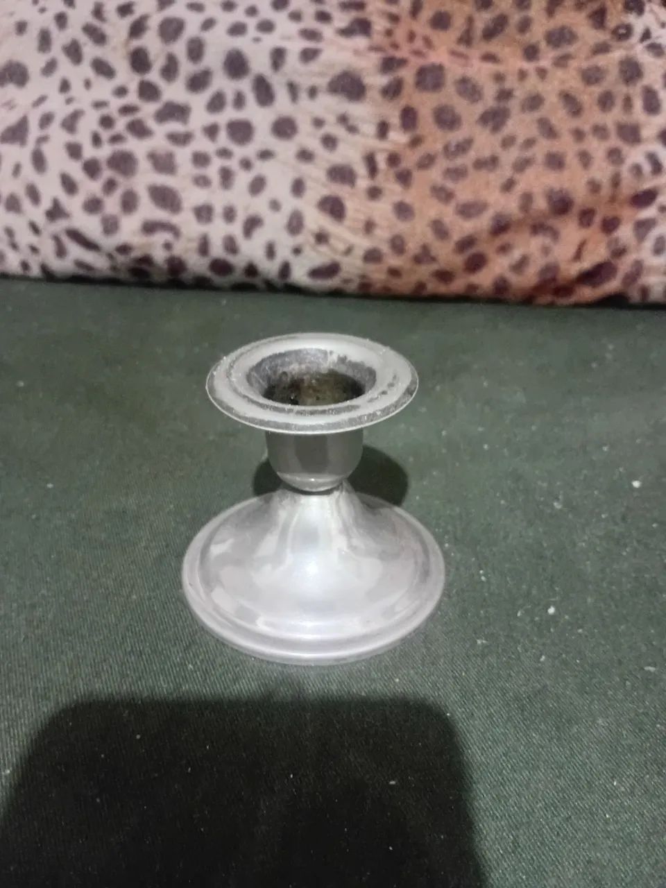 Castiçal em metal prateado