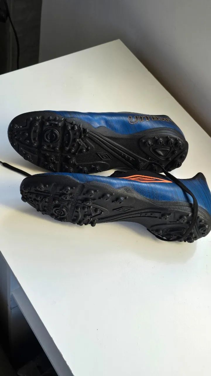 Chuteira Umbro modelo Burn Society, nas cores preto e azul, em ótimo estado de conservação - Foto 2