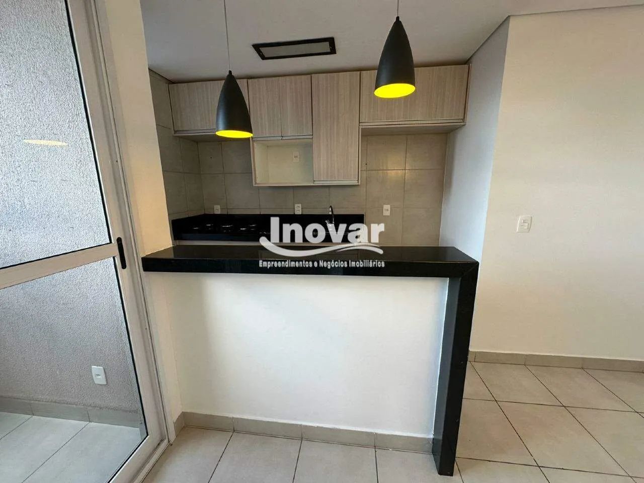 Apartamento 2 quartos com suíte, varanda com cortina de vidro, marcenaria completa e lazer - Foto 3