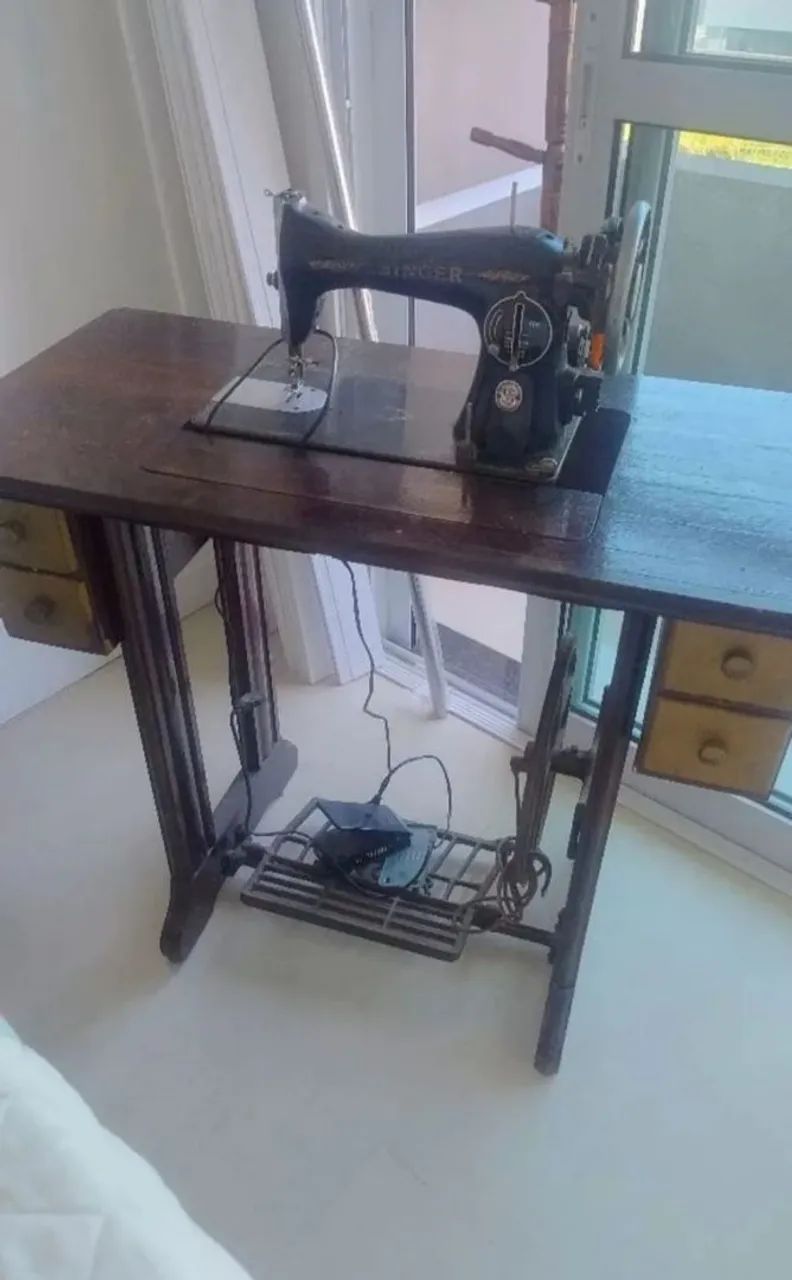 Máquina de costura Singer antiga - Foto 3