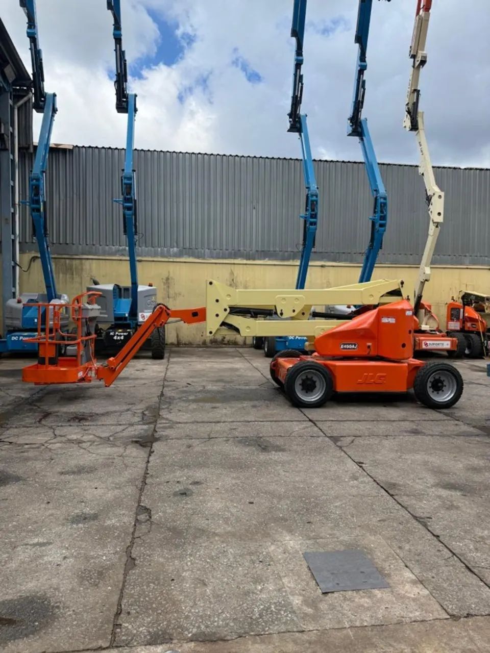 PLATAFORMA ARTICULADA ELÉTRICA E450AJ ANO 2010