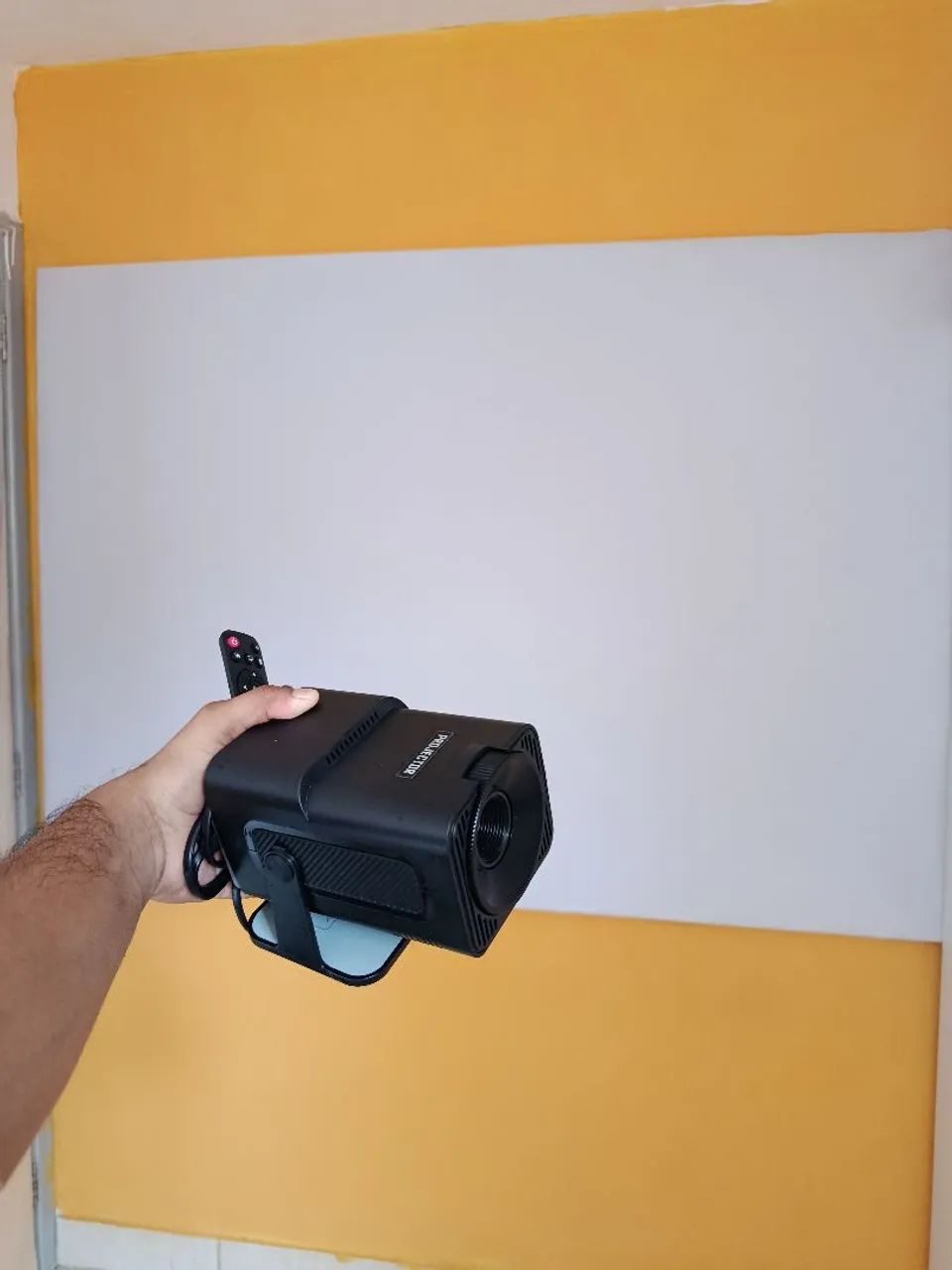 Projector mais tela de 100 polegadas semi novo funcionando perfeitamente 