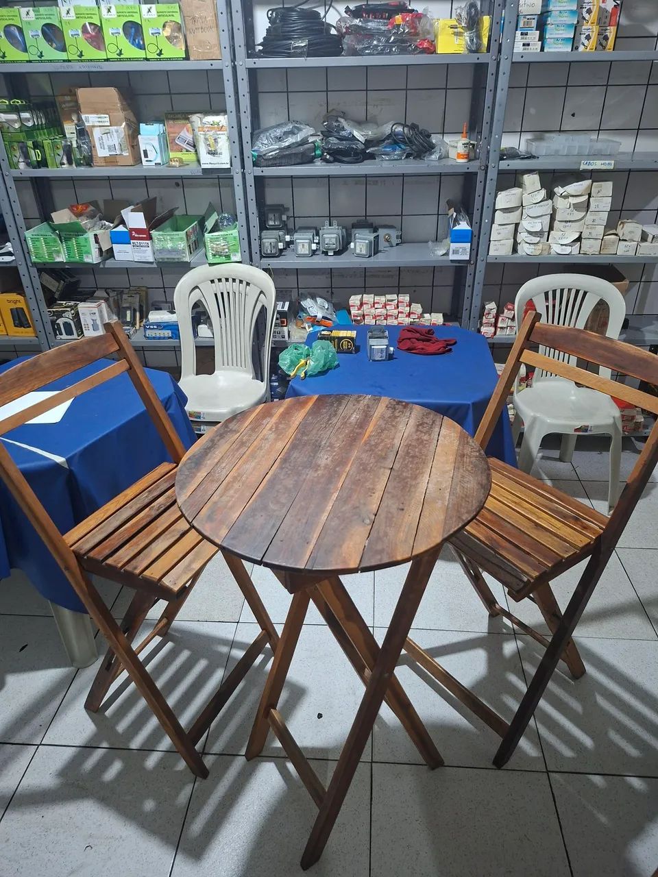 Mesa Bistro com 2 cadeiras de madeira - Envernizados e Bem conservados