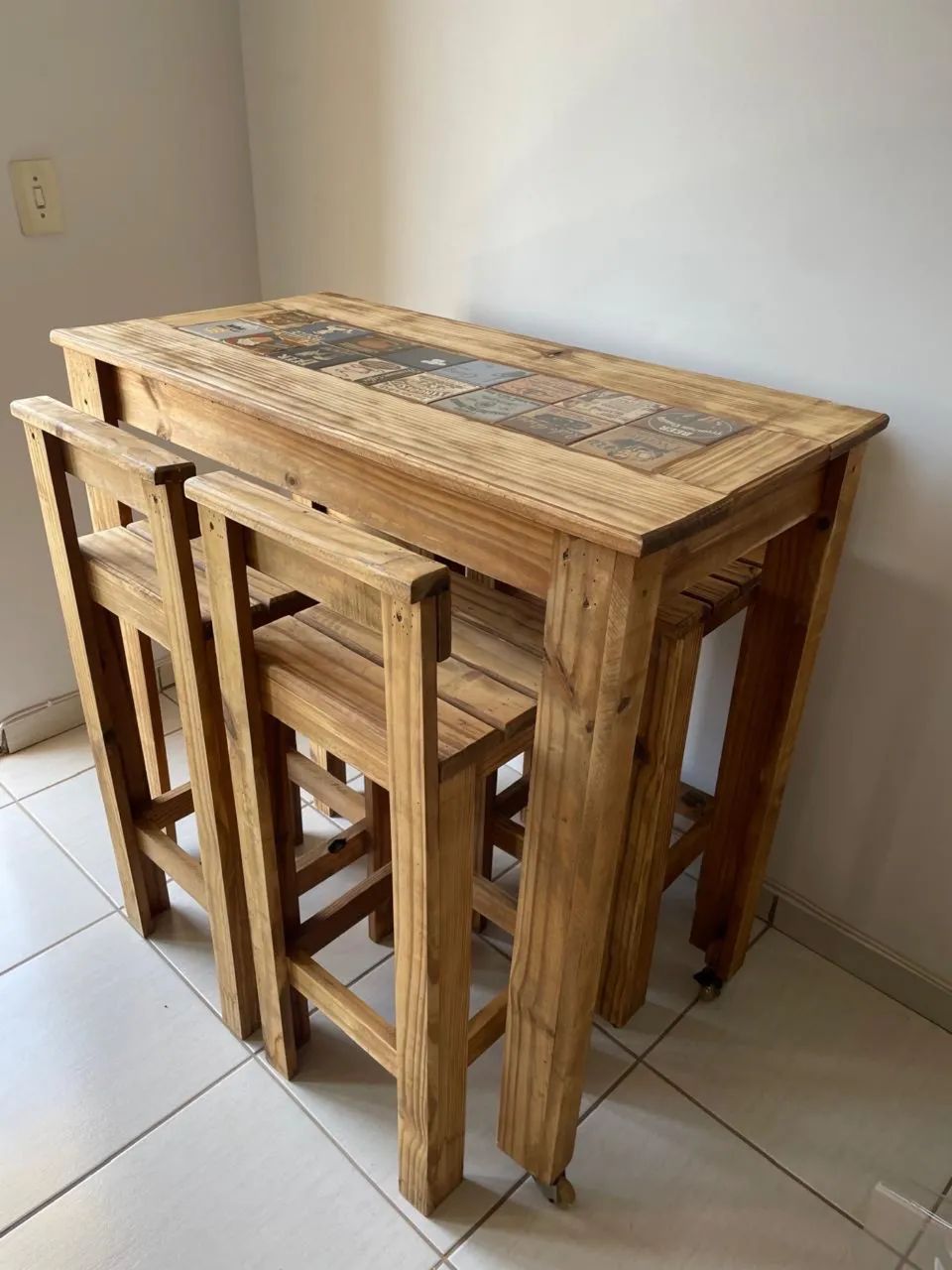 Mesa com 4 banquetas de madeira  - Foto 4
