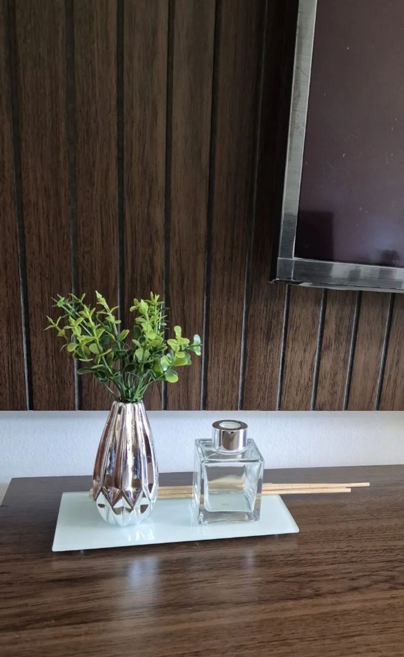 Kit bandeja decorativa com vaso e plantinha artificial + frasco aromatizador novo - Foto 4