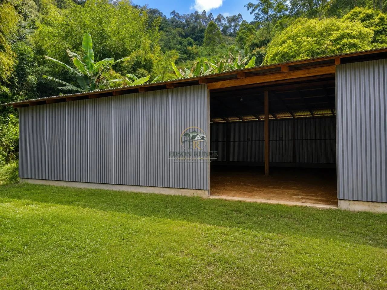 Sítio bom com casa e 26 hectares com nascente e eucaliptos. - Foto 2