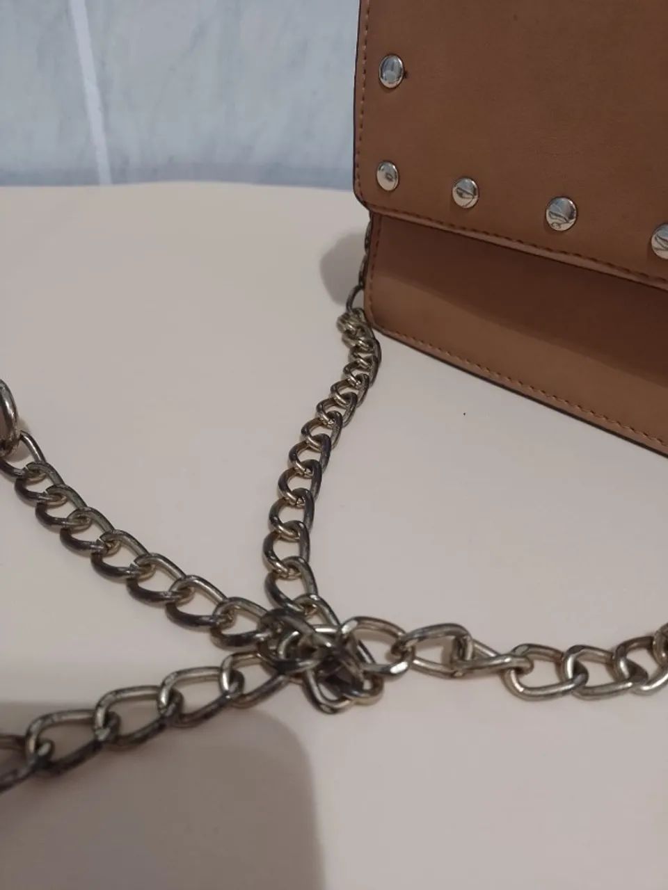 Bolsa Transversal Caramelo com Tachas e Corrente - Foto 4