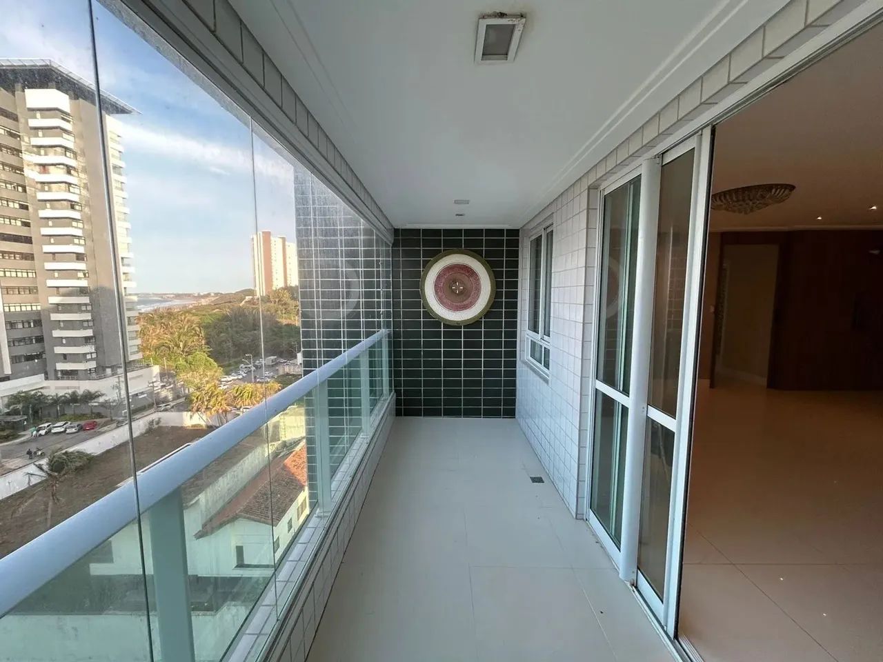 APARTAMENTO À VENDA NA PONTA DO FAROL, ANDAR ALTO 3 SUITES - Foto 2