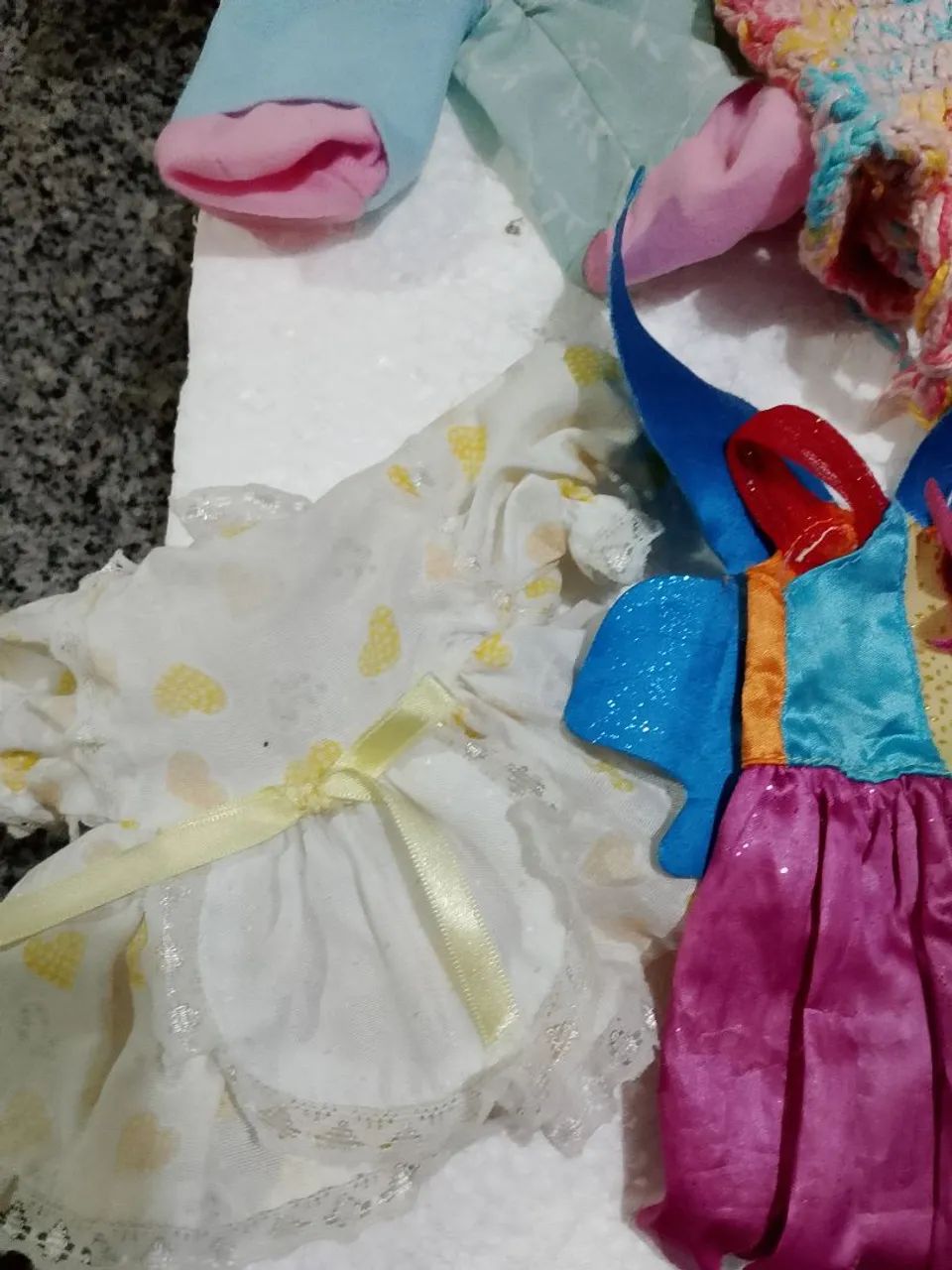 Lote de roupas para bonecas  - Foto 2