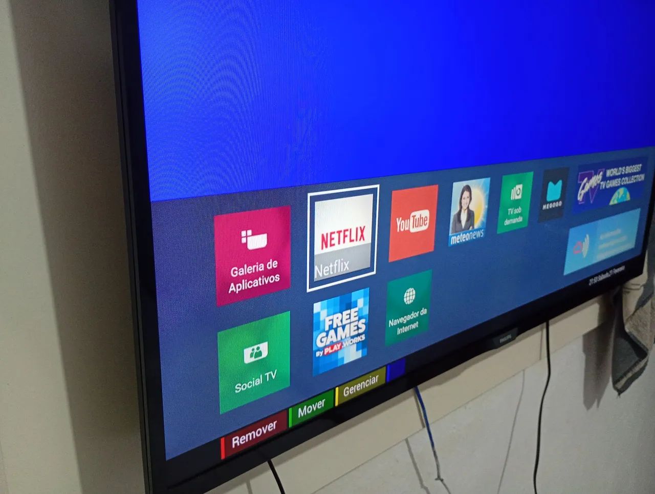 Vendo uma TV smart 43 polegadas com wi-fi Netflix YouTube e controle pe - Foto 3