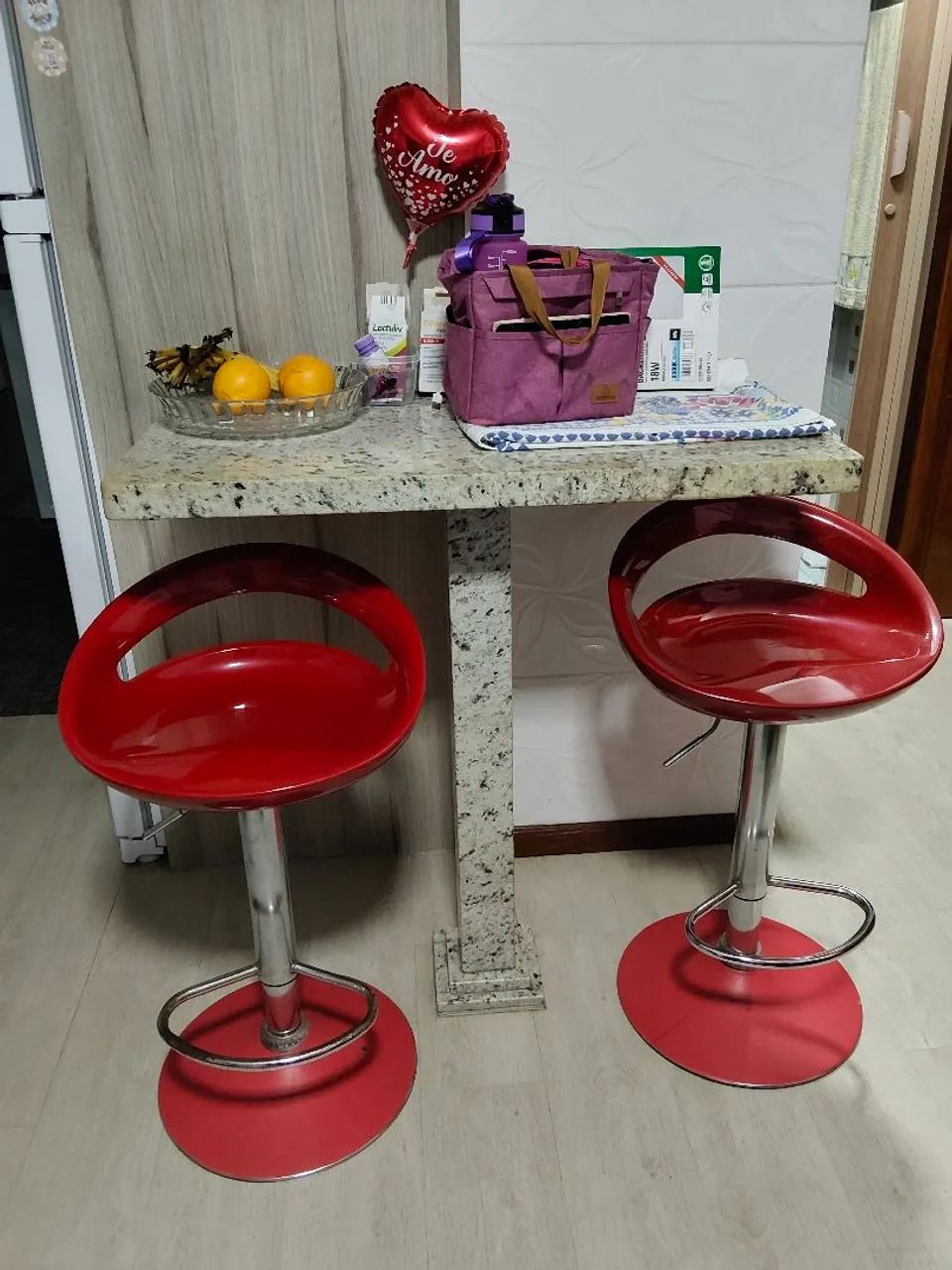 Vendo 1 mesa de pedra e 2 banquetas - Foto 2