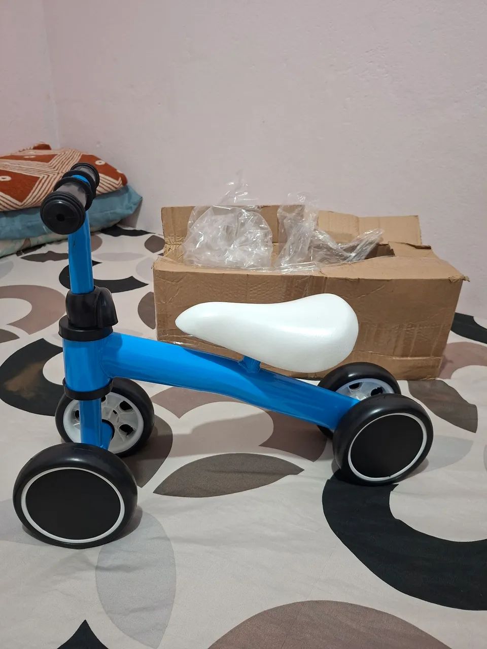 Bicicleta de equilíbrio nova na caixa 