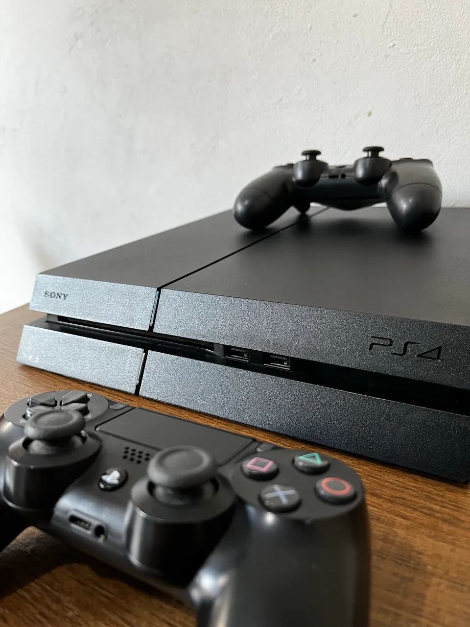 PS4 + 2 controles + jogos 
