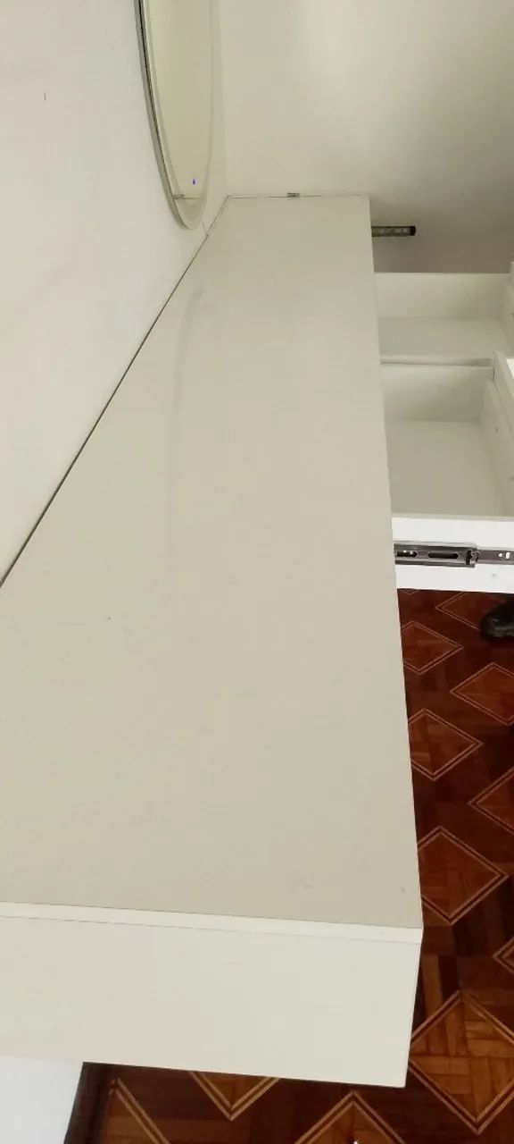 Bancada branca com quatro gavetas