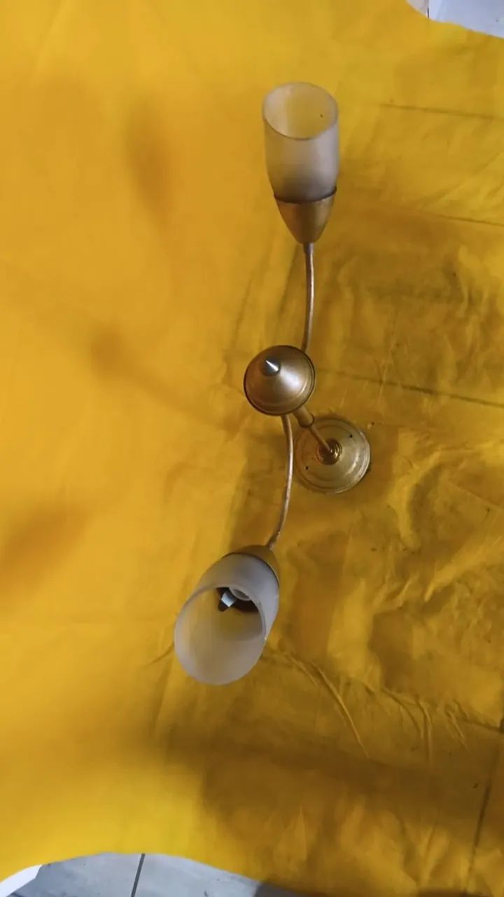 Lustre dourado com 2 lâmpadas