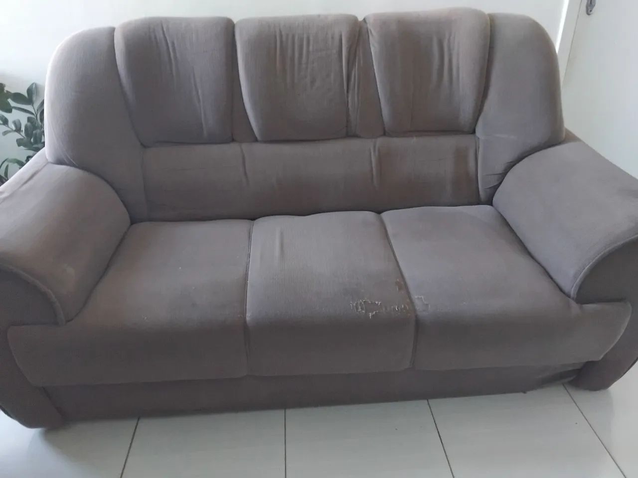 Sofá semi usado, em bom estado com valor acessível 