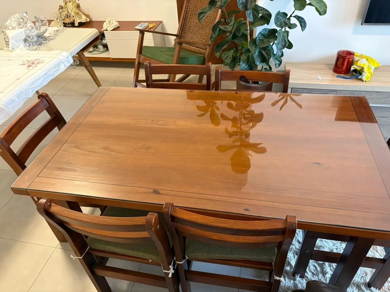 Mesa de madeira com 6 cadeiras  - Foto 2