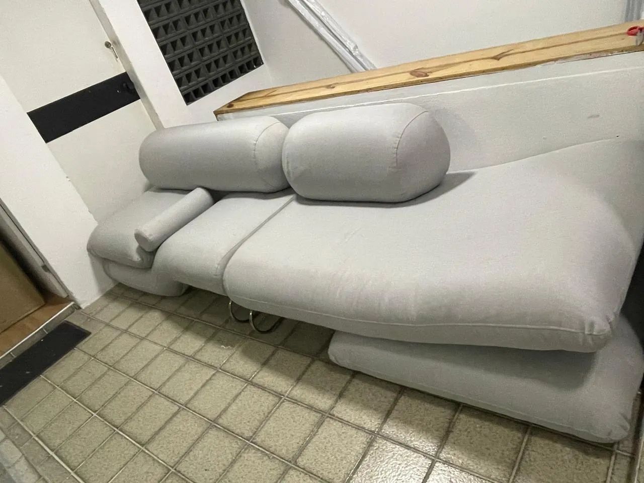 Sofá Cinza Contemporâneo 