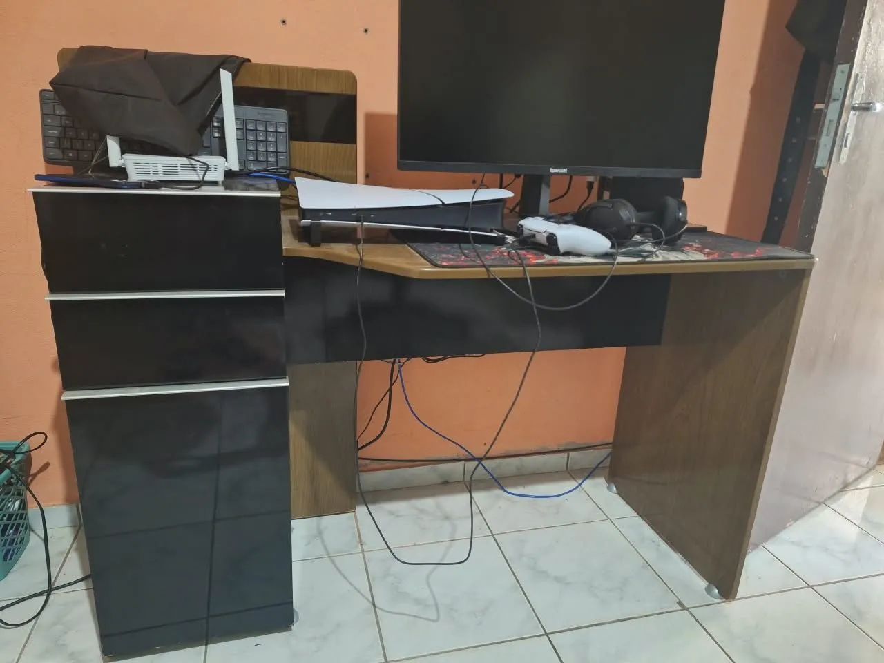 Mesa escrivaninha com gavetas 