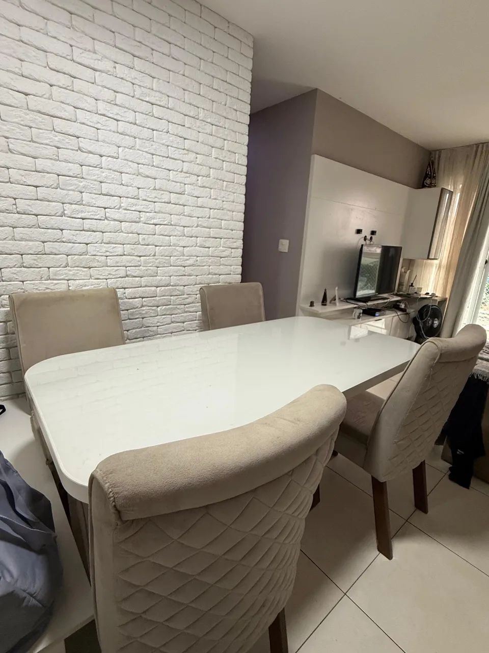 VENDO MESA JANTAR COM 5 CADEIRAS - Foto 4