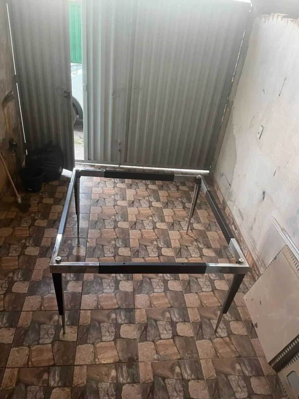 Mesa quadrada grande, tampo de vidro 