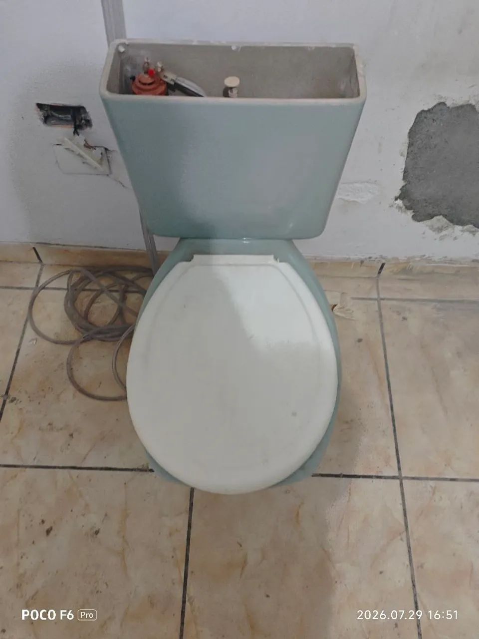 Vaso Sanitário Celite Completo com Caixa Acoplada e Tampa - Cor Verde Claro