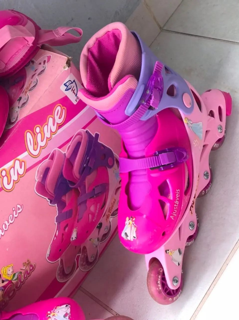 Patins Rosa - As Belas - Ajustavél de 38 a 41 - Com acessórios de proteção. - Foto 3