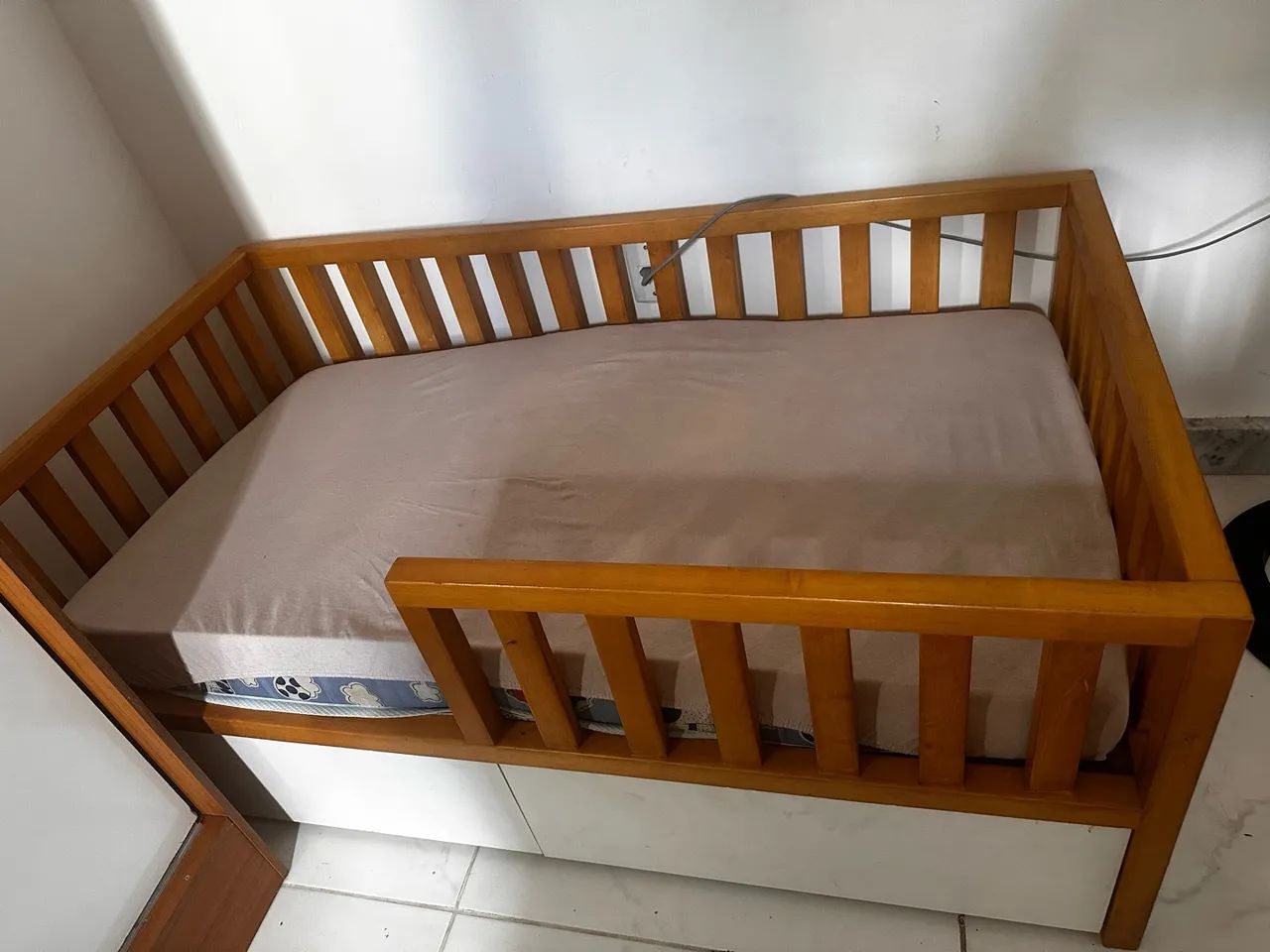 Cama de madeira 2 gavetas