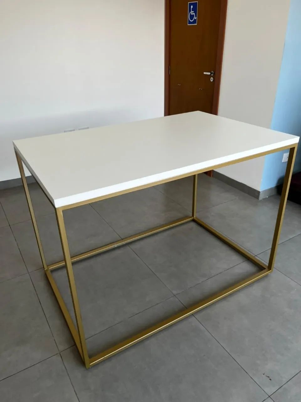 Conjunto Completo de Móveis para Loja - Araras, Balcão e Mesas  - Foto 3