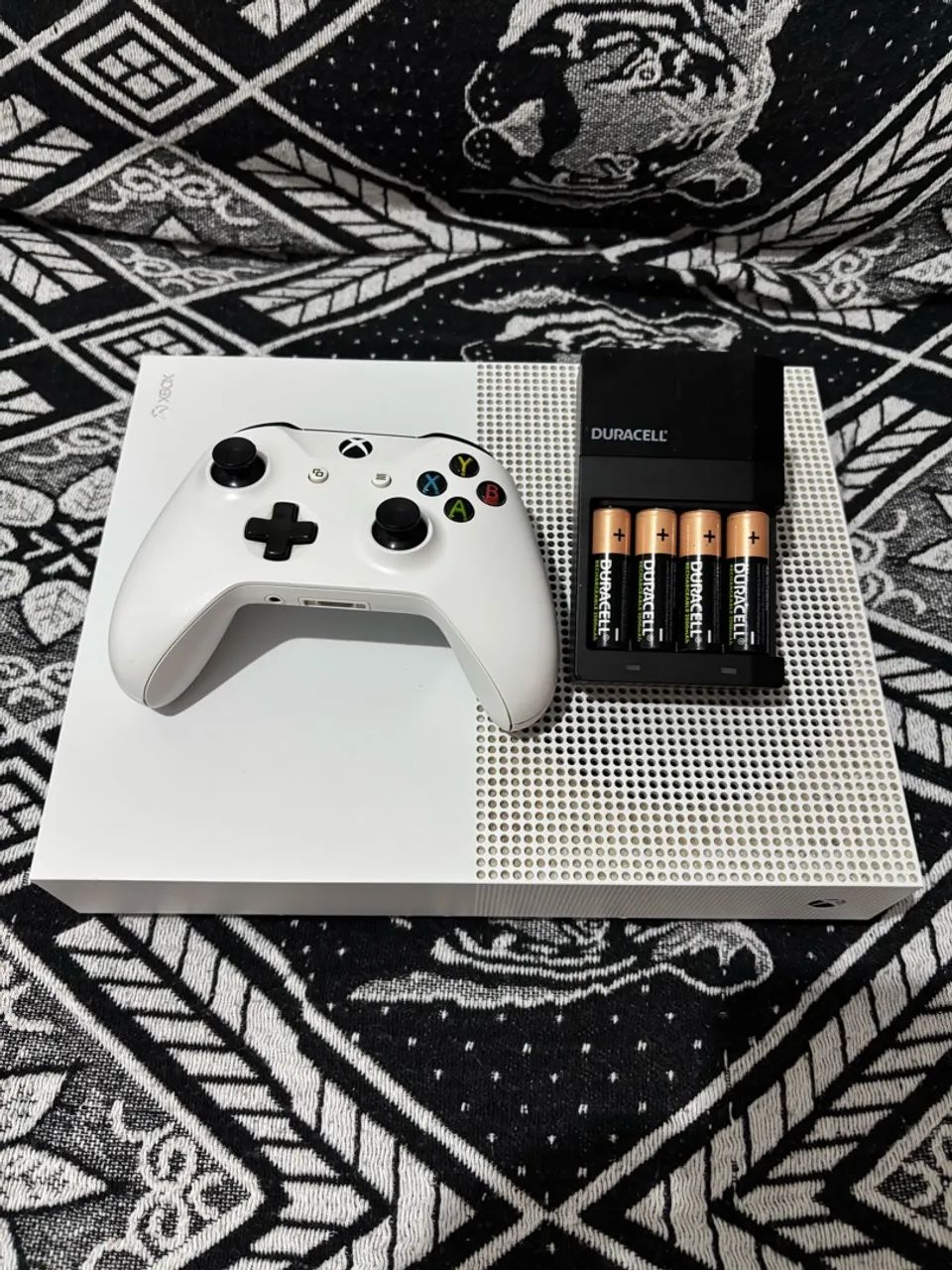 Xbox one s 1tb com jogos e carregador de pilhas