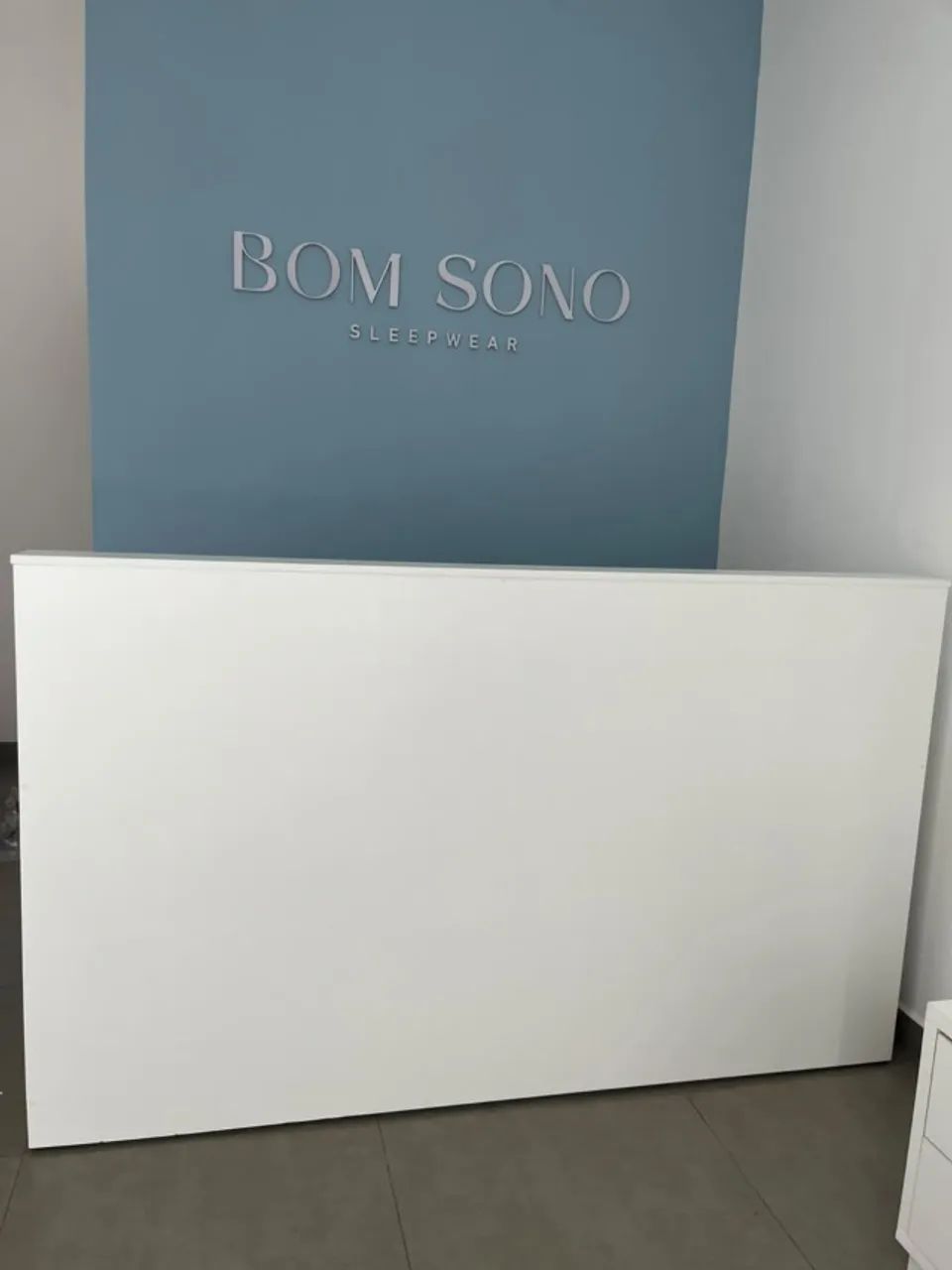 Conjunto Completo de Móveis para Loja - Araras, Balcão e Mesas 