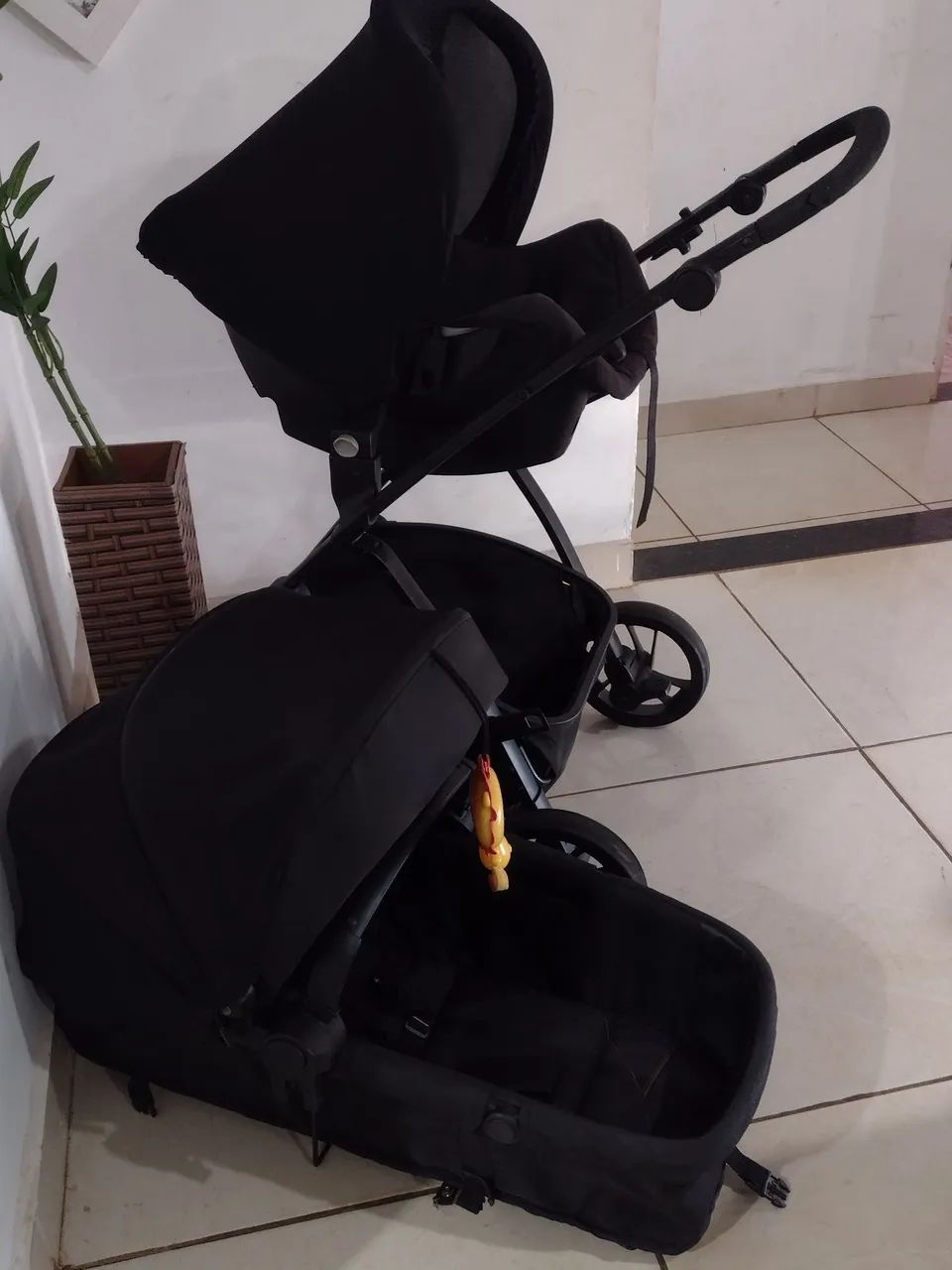 Carrinho moisés com bebê conforto 